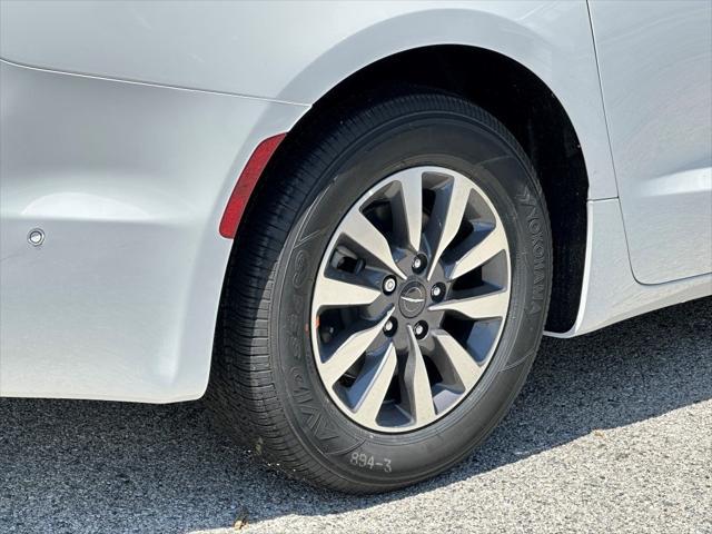 new 2025 Chrysler Pacifica Hybrid car, priced at $46,830