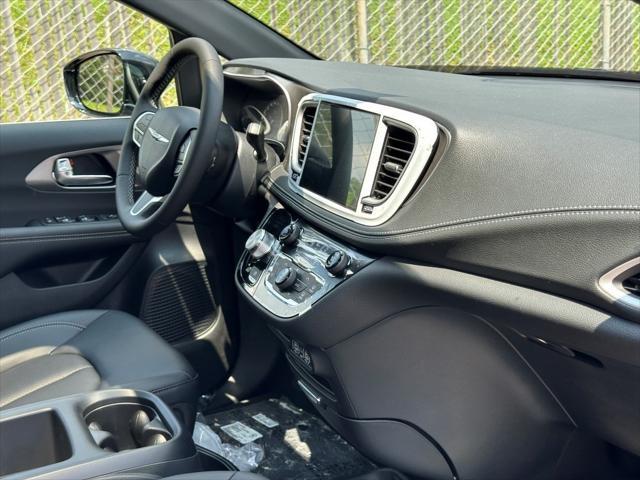new 2025 Chrysler Pacifica car, priced at $45,422