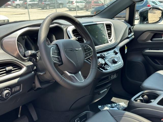 new 2025 Chrysler Pacifica car, priced at $45,422