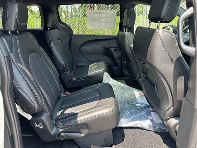 new 2025 Chrysler Pacifica car, priced at $45,422