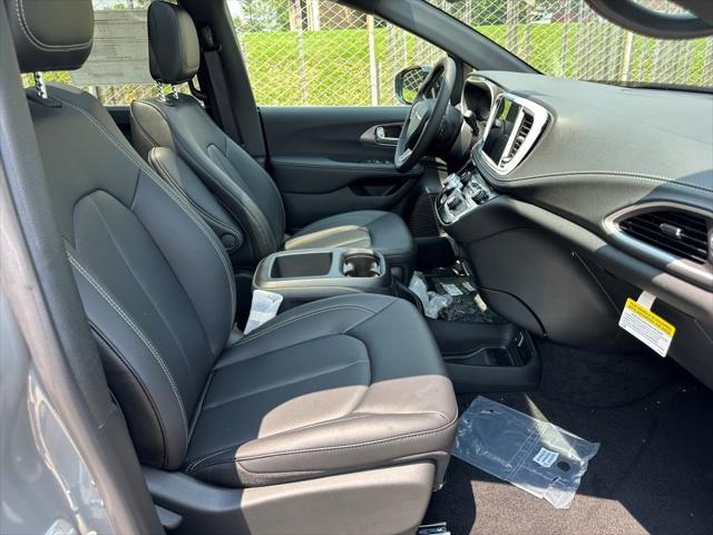 new 2025 Chrysler Pacifica car, priced at $45,422