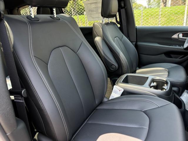 new 2025 Chrysler Pacifica car, priced at $45,422