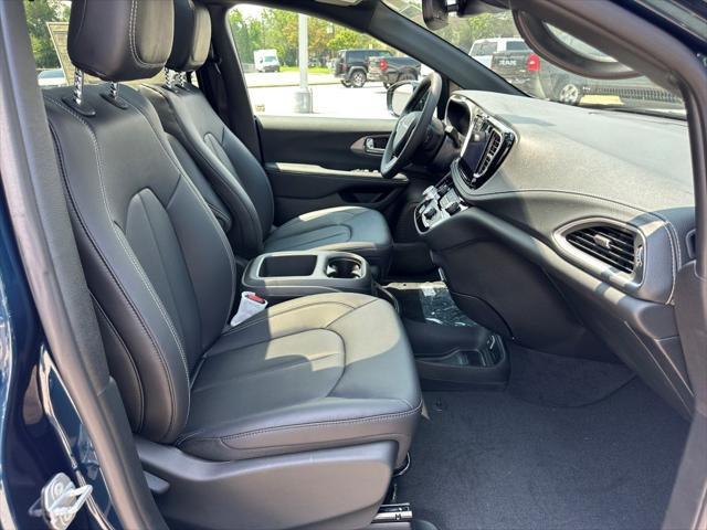 new 2025 Chrysler Pacifica car