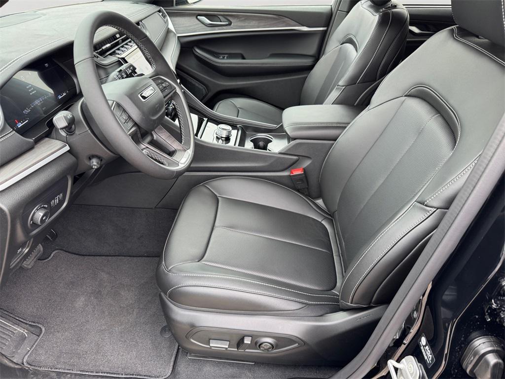 new 2025 Jeep Grand Cherokee car, priced at $49,000