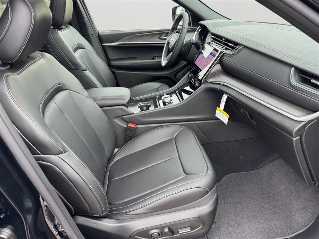 new 2025 Jeep Grand Cherokee car, priced at $49,000