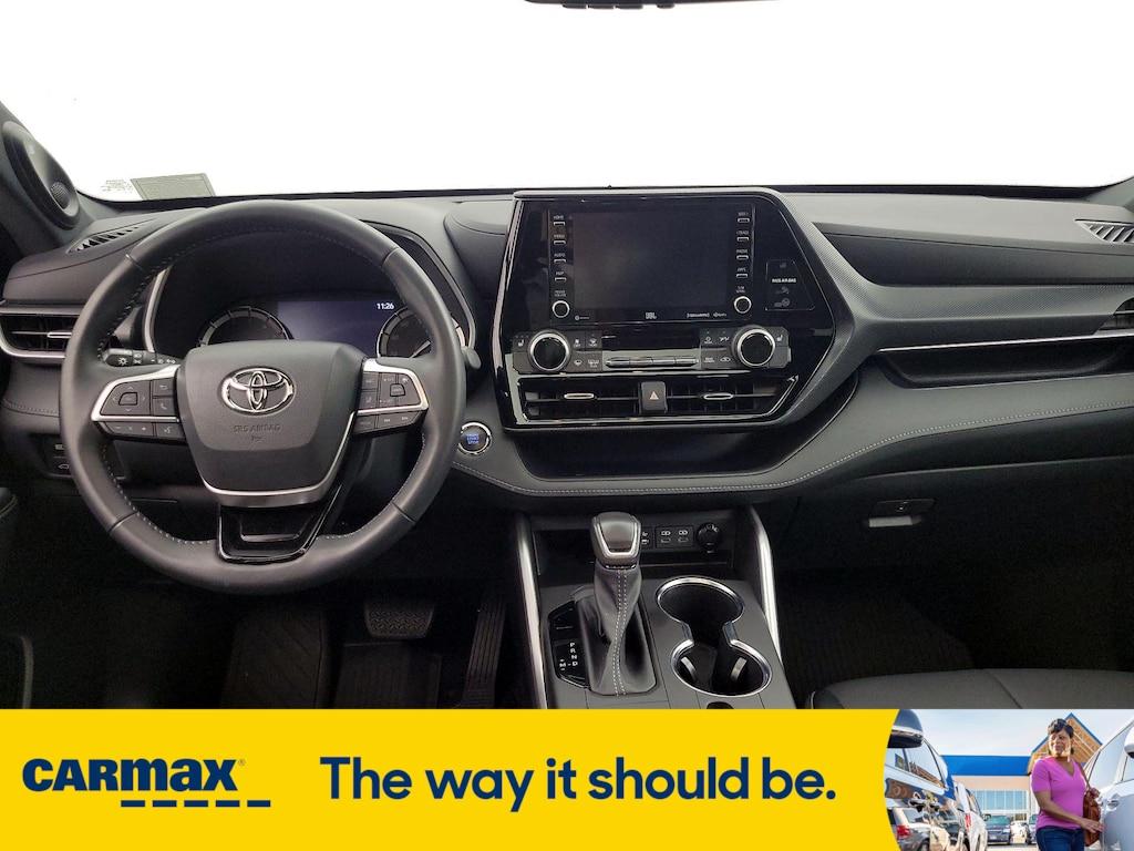 used 2022 Toyota Highlander car, priced at $41,998