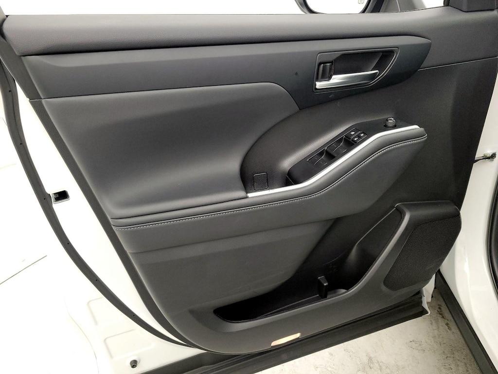 used 2022 Toyota Highlander car, priced at $41,998