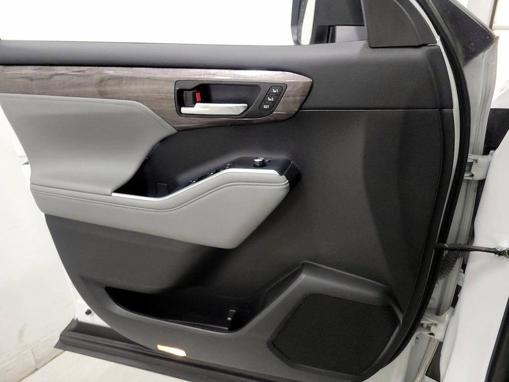 used 2023 Toyota Highlander car, priced at $42,998