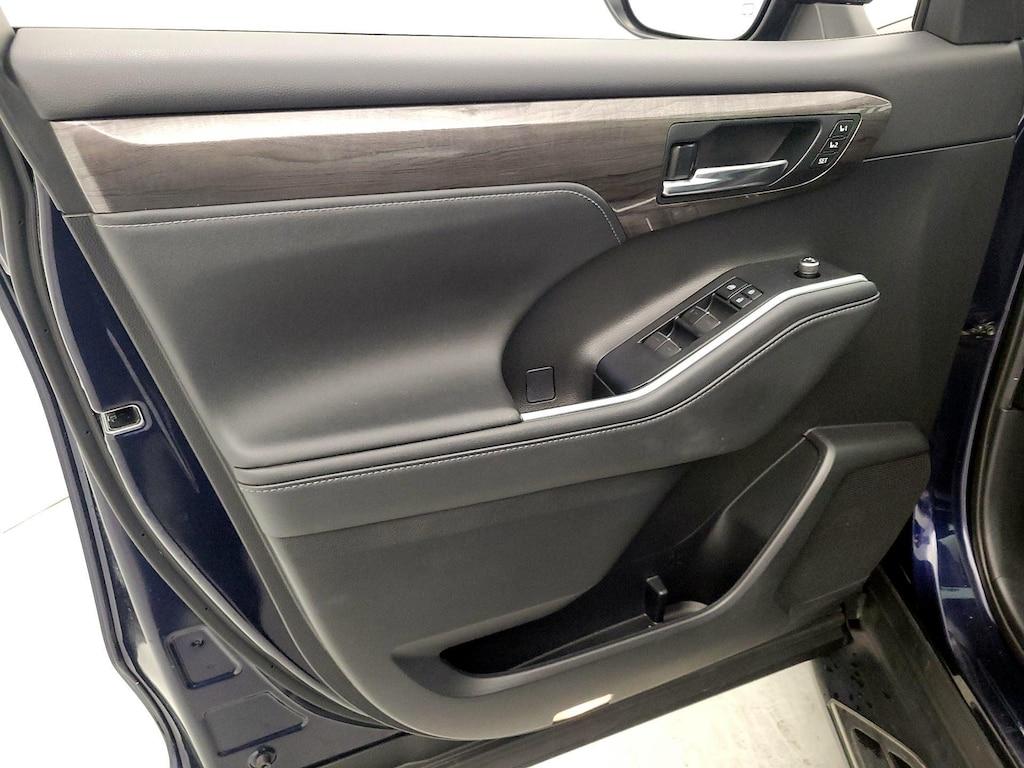 used 2021 Toyota Highlander car, priced at $35,998