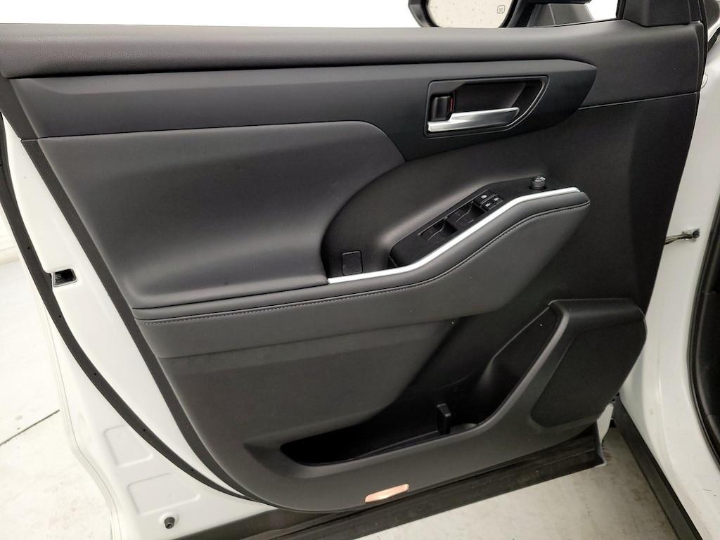 used 2022 Toyota Highlander car, priced at $40,998