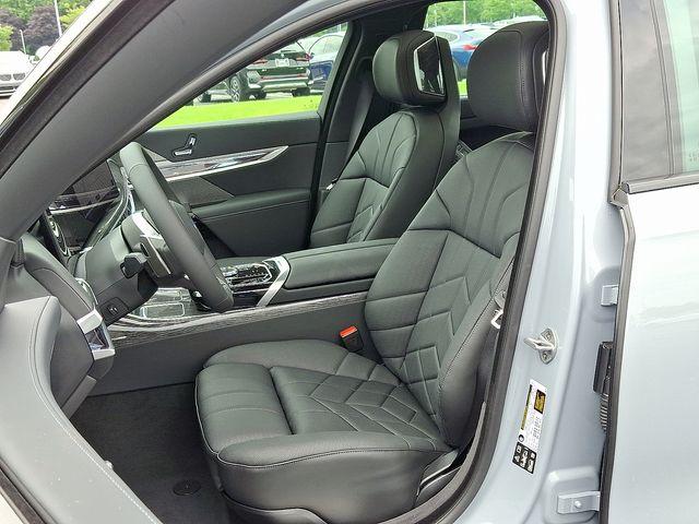 new 2025 BMW 760 car, priced at $123,325