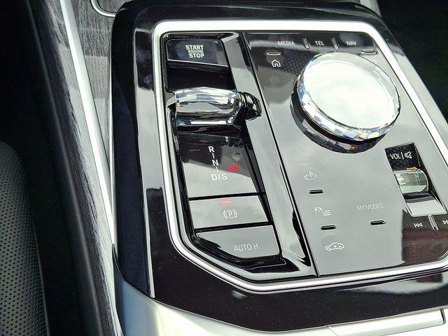 new 2025 BMW 760 car, priced at $135,775
