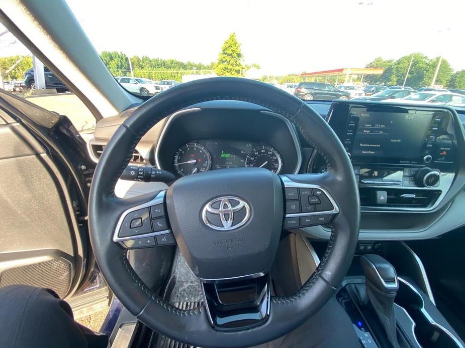 used 2021 Toyota Highlander car, priced at $27,082