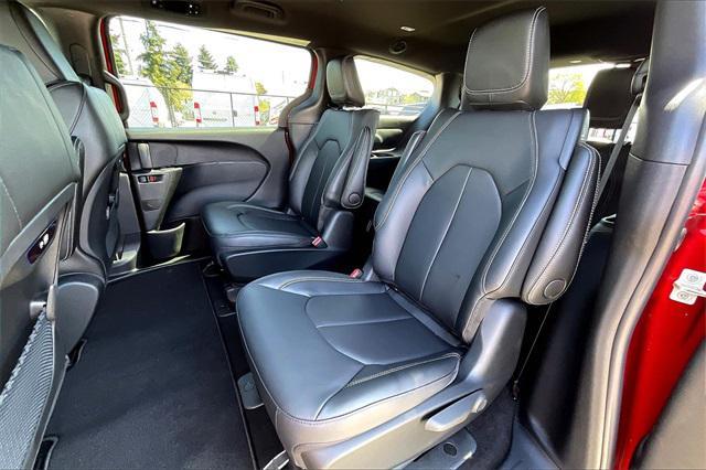 new 2025 Chrysler Pacifica Hybrid car, priced at $48,013