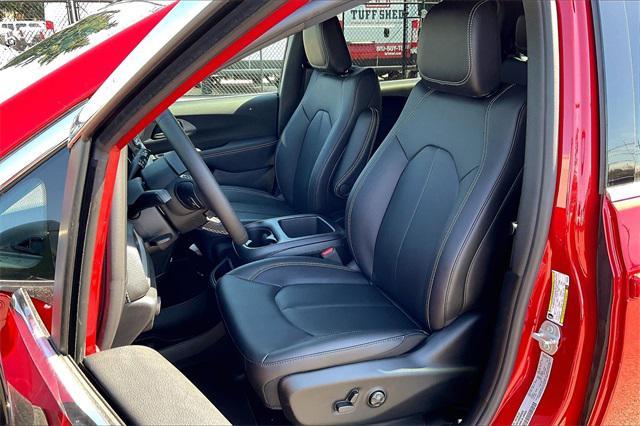 new 2025 Chrysler Pacifica Hybrid car, priced at $48,013