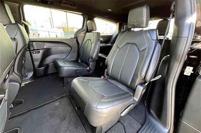new 2025 Chrysler Pacifica car, priced at $44,395