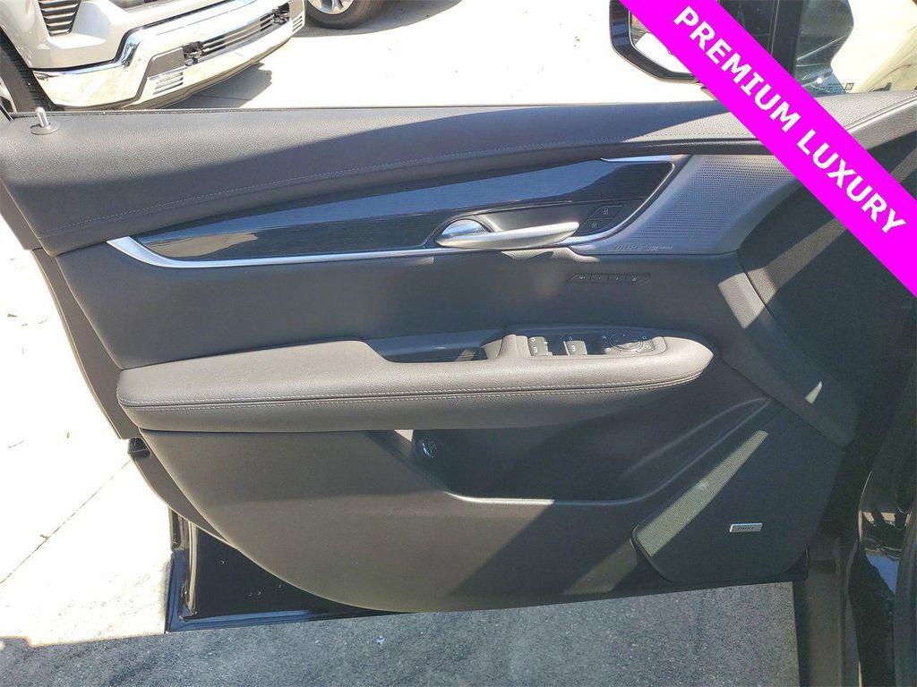 used 2025 Cadillac XT5 car, priced at $36,977