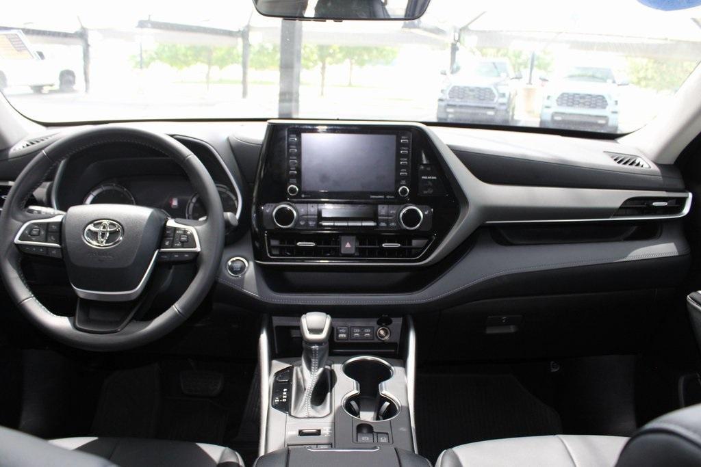 used 2022 Toyota Highlander car, priced at $40,900