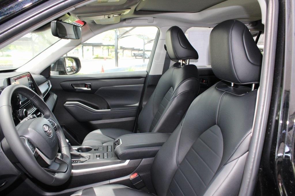 used 2022 Toyota Highlander car, priced at $40,900
