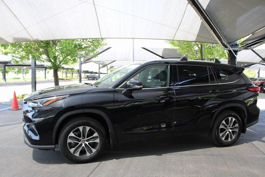 used 2022 Toyota Highlander car, priced at $40,900