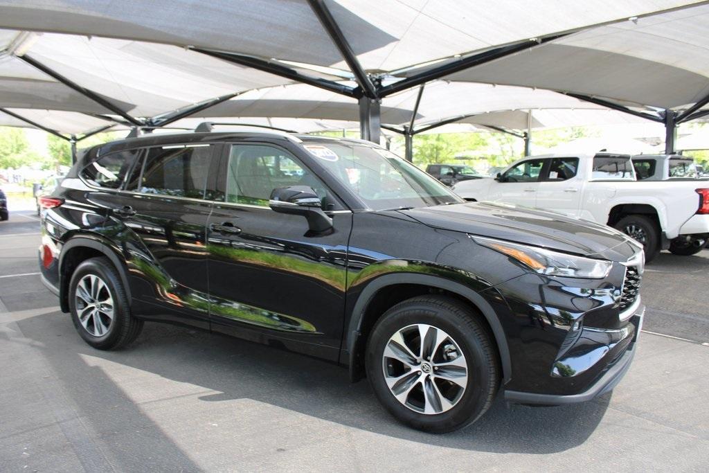 used 2022 Toyota Highlander car, priced at $40,900
