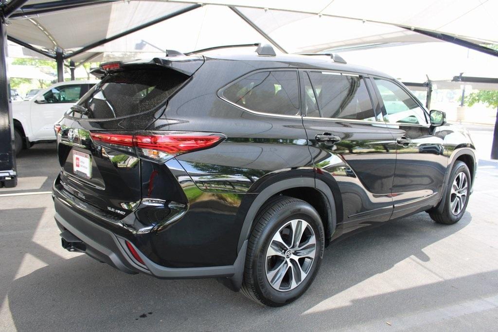 used 2022 Toyota Highlander car, priced at $40,900