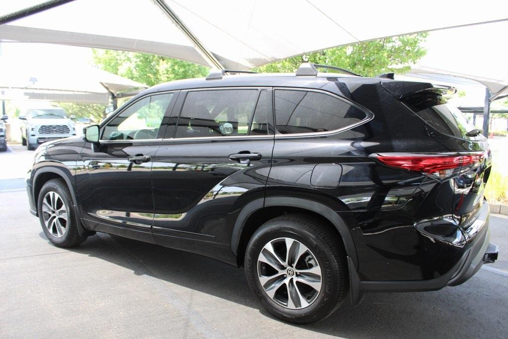 used 2022 Toyota Highlander car, priced at $40,900