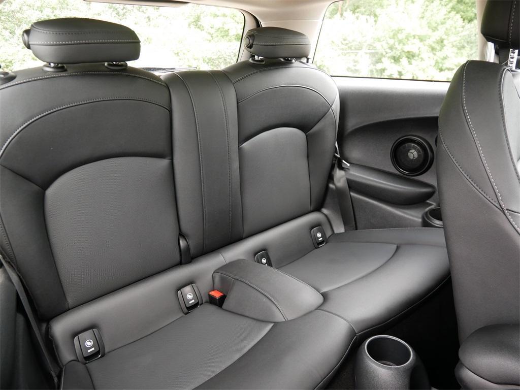 used 2024 MINI SE Hardtop car, priced at $18,999