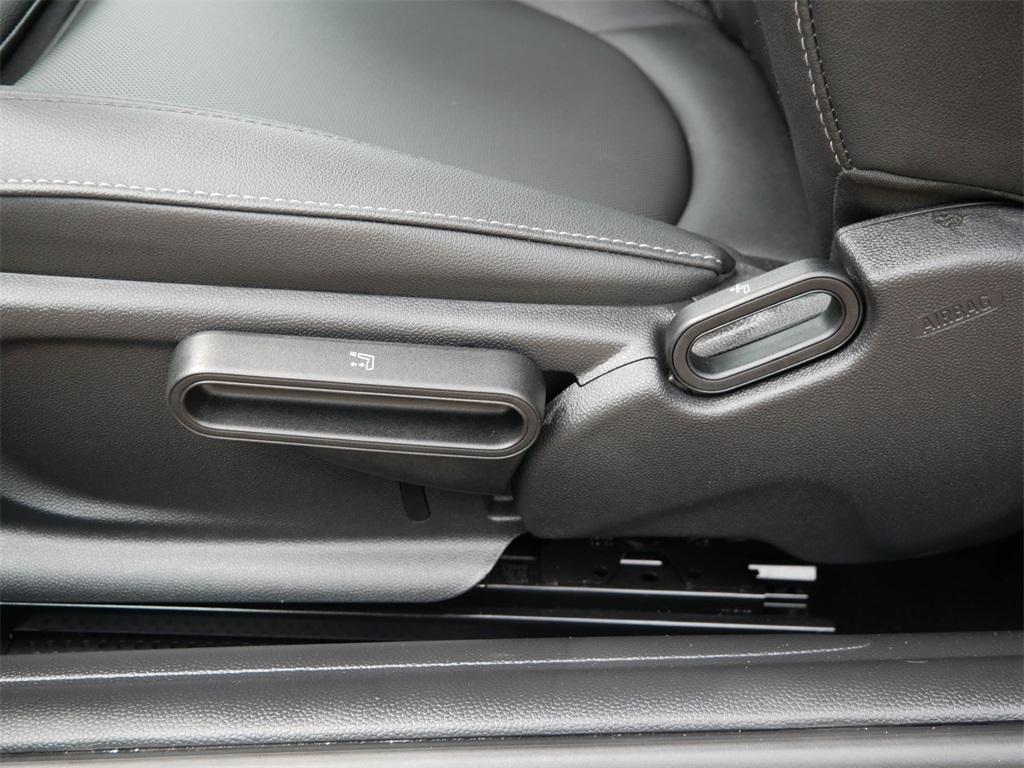 used 2024 MINI SE Hardtop car, priced at $18,999