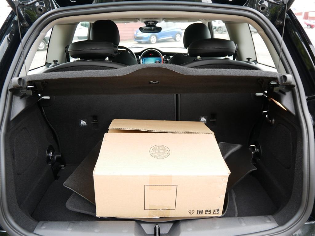 used 2024 MINI SE Hardtop car, priced at $18,999