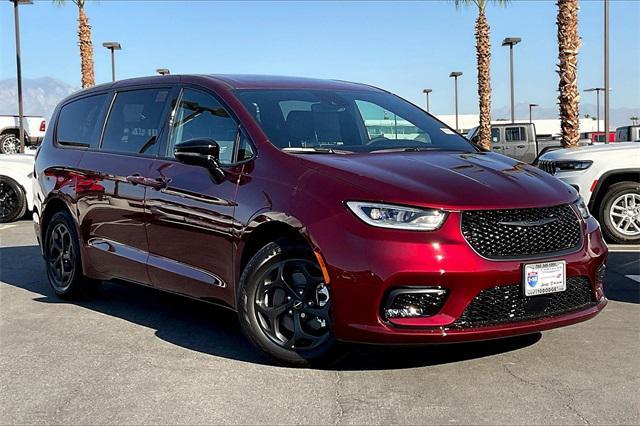 new 2023 Chrysler Pacifica Hybrid car