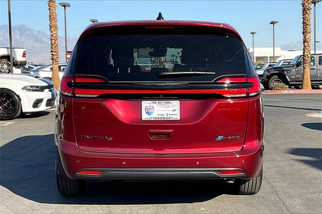 new 2023 Chrysler Pacifica Hybrid car