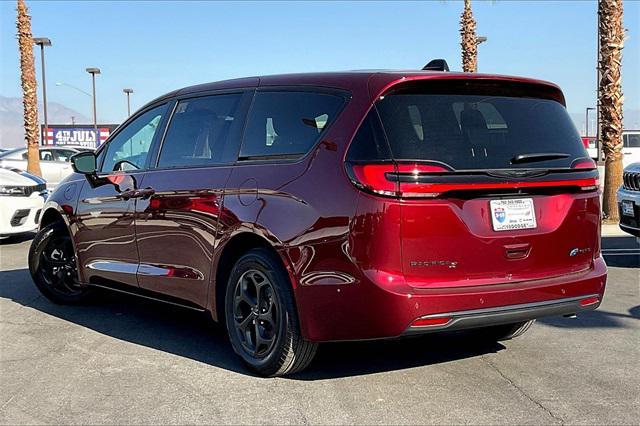 new 2023 Chrysler Pacifica Hybrid car