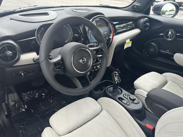 new 2024 MINI Hardtop car, priced at $37,695
