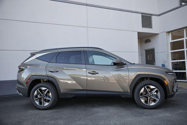 new 2025 Hyundai TUCSON Hybrid car, priced at $38,500