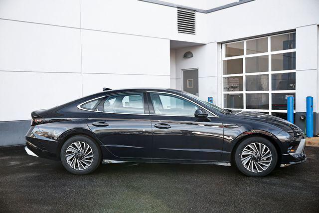 new 2025 Hyundai Sonata Hybrid car, priced at $33,080