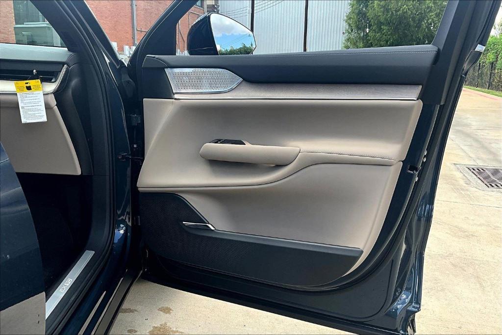 new 2025 Volvo EX90 car, priced at $97,225