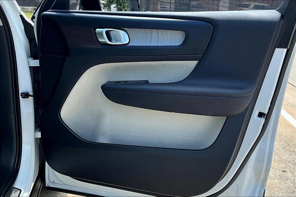 new 2025 Volvo XC40 car, priced at $48,315
