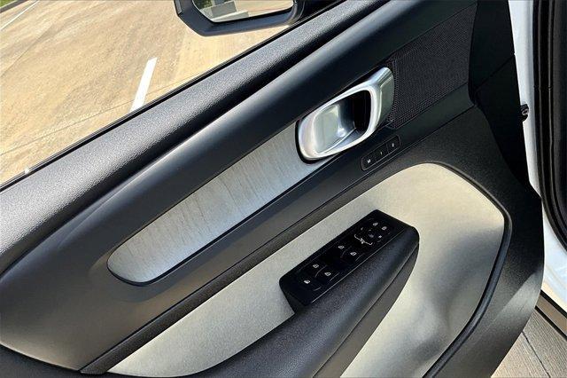 new 2025 Volvo XC40 car, priced at $40,065