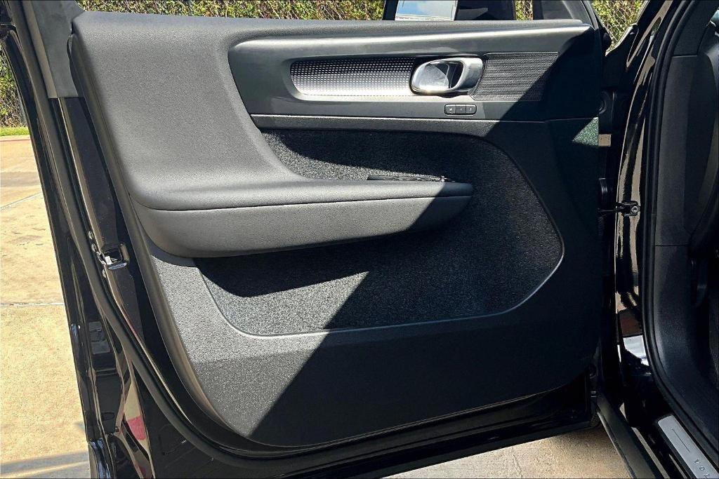 used 2025 Volvo XC40 car, priced at $35,997