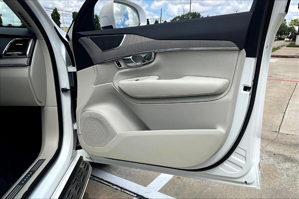 new 2025 Volvo XC90 car, priced at $69,900