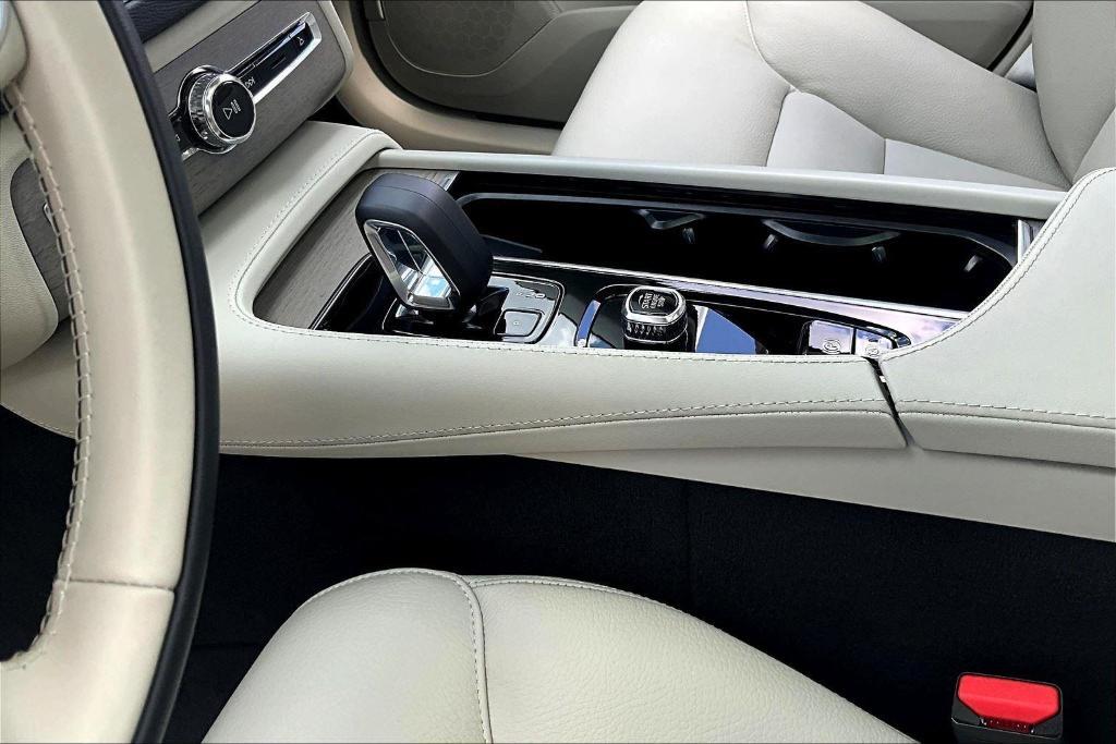 new 2025 Volvo XC90 car, priced at $69,900