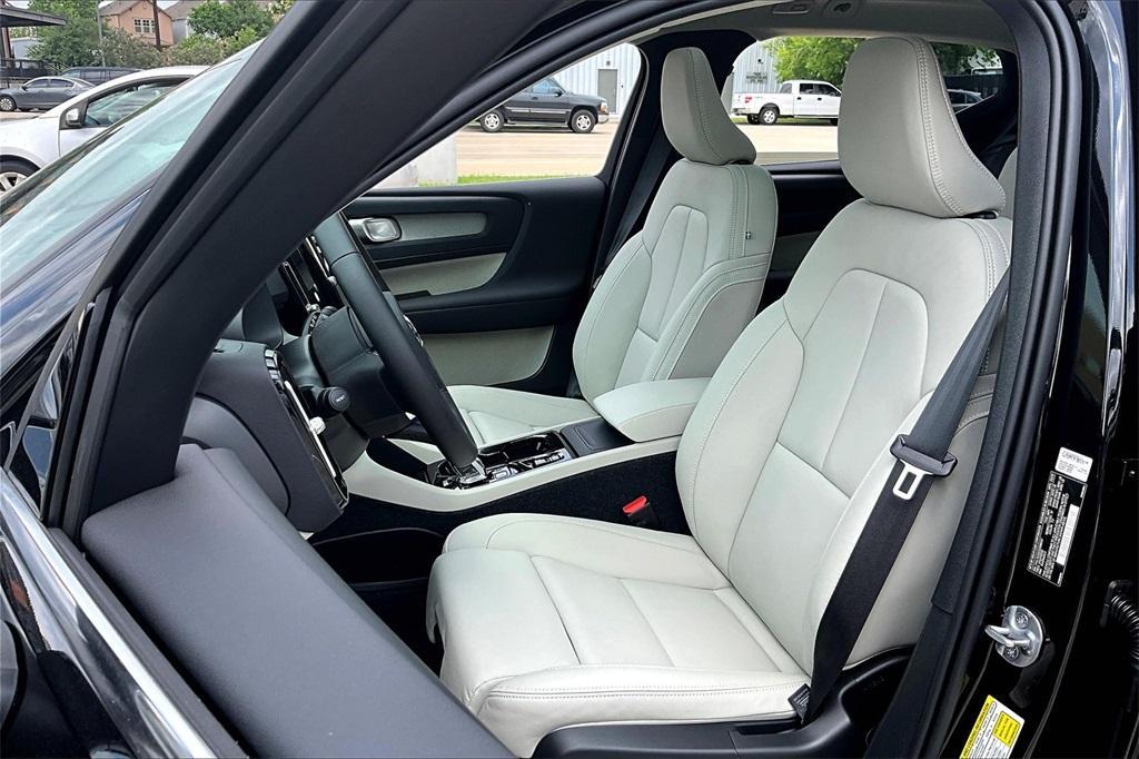 new 2025 Volvo XC40 car, priced at $50,610