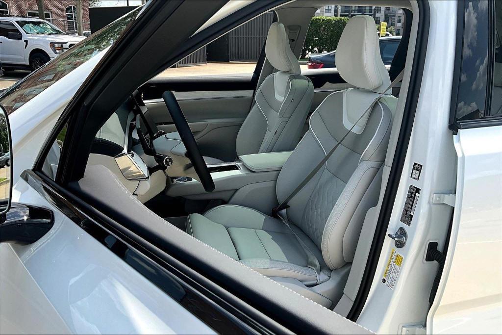 new 2025 Volvo EX90 car, priced at $92,675