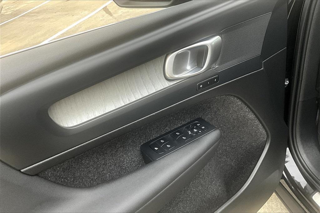 new 2025 Volvo XC40 car, priced at $45,465