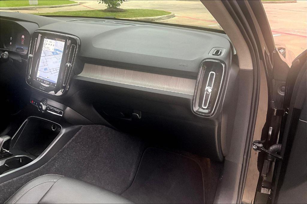 new 2025 Volvo XC40 car, priced at $45,465