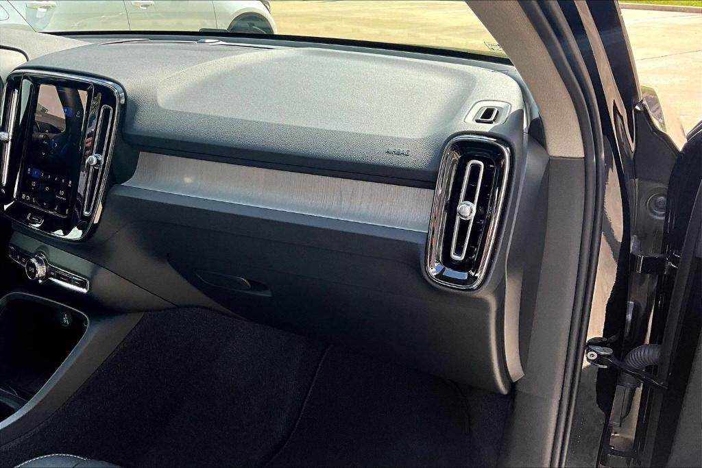 new 2025 Volvo XC40 car, priced at $45,465