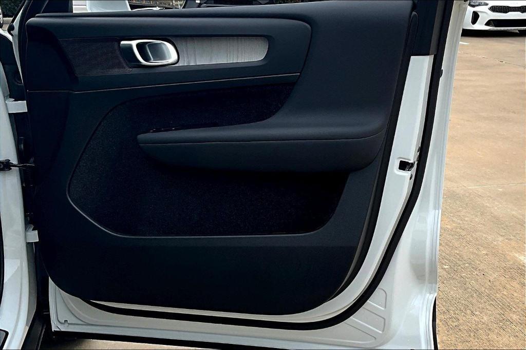 new 2025 Volvo XC40 car, priced at $37,765
