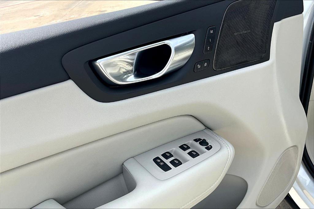 new 2025 Volvo XC60 car, priced at $48,910