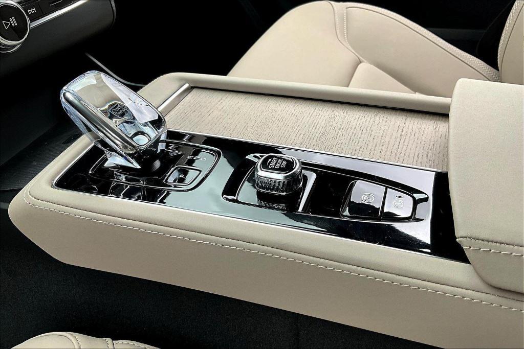 new 2025 Volvo XC90 car, priced at $61,905